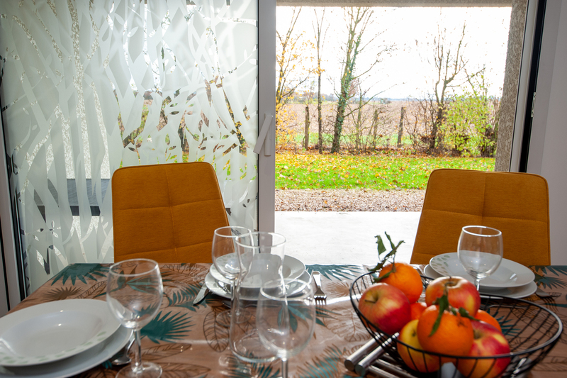 Gîtes Ain's Temps Bugey - vue coin repas et jardin